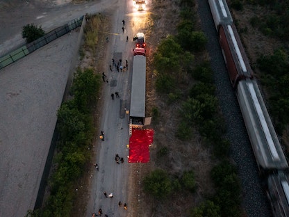 صورة جوية للشاحنة التي عثر فيها على جثث 50 شخصاً يعتقد أنهم مهاجرون غير شرعيين - 28 يونيو 2022 - AFP