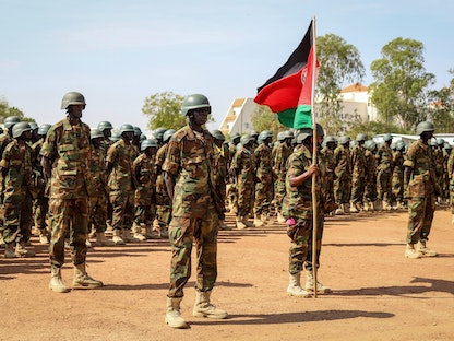 جنود من جيش جنوب السودان في احتفال قبل نشرهم في جمهورية الكونغو الديمقراطية بعد حفل مغادرتهم في أحد مقراتهم العسكرية في جوبا بجنوب السودان. 28 ديسمبر 2022 - AFP