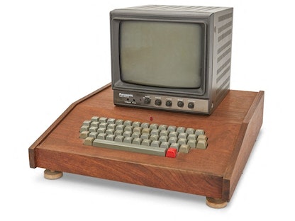 نسخة كمبيوتر  "آبل-1" أول حاسوب طرحته شركة "آبل" في الأسواق عام 1976، والتي بيعت بـ400 ألف دولار في مزاد - 9 نوفمبر 2021 - AFP