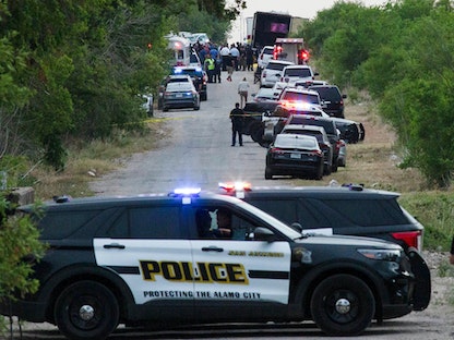 صورة بعيدة للشاحنة التي عثر فيها على جثة أكثر من 42 شخصاً يعتقد أنهم مهاجرون غير شرعيين. 28 يونيو 2022.؟ - REUTERS