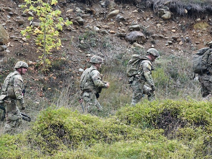 أفراد من قوة حفظ السلام خلال دورية قرب المعبر الحدودي بين كوسوفو وصربيا- 2 أكتوبر 2021 - REUTERS