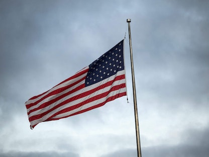 علم الولايات المتحدة يرفرف بجانب البعثة الدائمة للولايات المتحدة خلال المحادثات في جنيف. 10 يناير 2022. - AFP