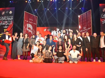 صورة جماعية للمشاركين في المهرجان القومي للمسرح المصري مع وزيرة الثقافة المصرية إيناس عبد الدايم  - Facebook/ntfeg