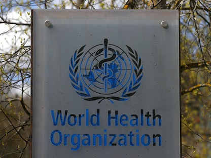 شعار "الصحة العالمية" على مقر المنظمة في جنيف  - REUTERS