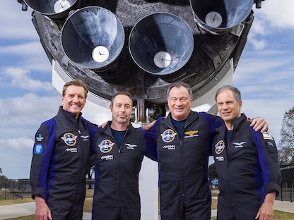 طاقم أول بعثة خاصة للمحطة الدولية - SpaceX.com