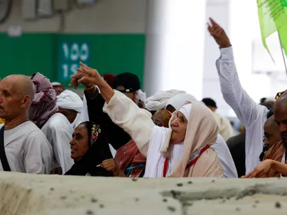 الحجاج يرمون الجمرات الثلاث في ثاني أيام التشريق