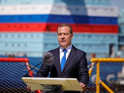 ديمتري ميدفيديف نائب رئيس مجلس الأمن الروسي يلقي كلمة خلال حفل بمناسبة يوم بناء السفن في سانت بطرسبرج، روسيا- 29 يونيو 2022. - REUTERS