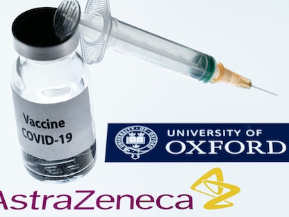 صورة توضيحية تظهر قنينة طبية إلى جوار شعار شركة AstraZeneca وجامعة أكسفورد - AFP