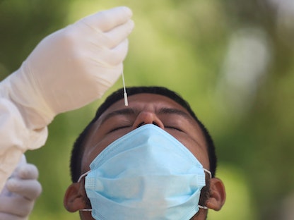 رجل يتلقى مسحة الأنف في أحد مراكز الفحص في سانتياجو تشيلي - 11 يناير 2022 - REUTERS