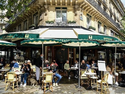 شرفة مطعم Les Deux Magots الشهير في باريس، 19 مايو 2021 - AFP