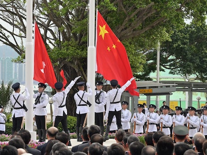 أعلام صينية في هونج كونج احتفالاً بالذكرى الـ26 لتسليمها إلى الصين، ميدان جولدن بوهينيا. 1 يوليو 2023 - REUTERS