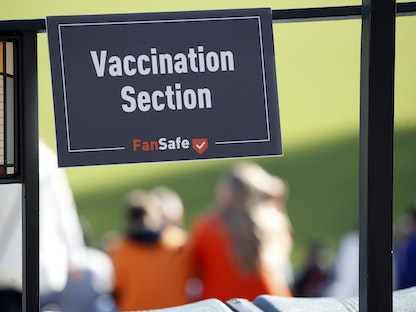 لافتة تدل على مركز للتطعيم ضد كورونا في سان فرانسيسكو  - REUTERS