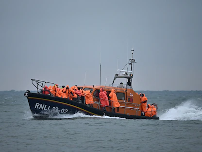 مهاجرون حاولوا عبور القنال الإنجليزي من فرنسا إلى الشاطئ في قارب نجاة تابع للمؤسسة الملكية الوطنية لقوارب النجاة (RNLI) في الساحل الجنوبي الشرقي لإنجلترا- 9 يونيو 2022. - AFP