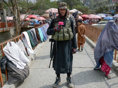 مقاتل من طالبان قبل أداء صلاة الجمعة في كابول، 1 أكتوبر 2021  - AFP
