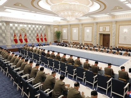 الزعيم الكوري الشمالي كيم جونج أون يحضر اجتماعاً عسكرياً رفيعاً- بيون يانج - كوريا الشمالية -  22 يونيو 2022 - REUTERS