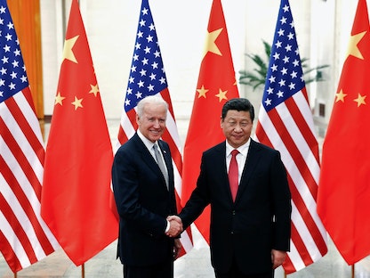 الرئيس الصيني شي جين بينج وجو بايدن حين كان نائباً للرئيس الأميركي في 4 ديسمبر 2013، في بكين - REUTERS