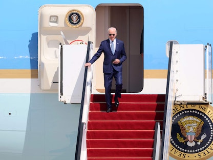الرئيس الأميركي جو بايدن على سلم الطائرة في مطار بن جوريون في تل أبيب إسرائيل - 13 يوليو 2022 - AFP