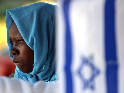فتاة سودانية لاجئة في أحد المعسكرات الإسرائيلية - AFP