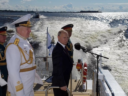 لرئيس الروسي فلاديمير بوتين يحضر احتفالا بيوم البحرية في سان بطرسبرغ - Twitter/@rianru