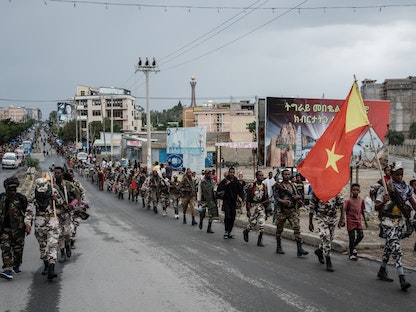 جنود من قوات الدفاع عن تيغراي يسيرون في ميكيلي عاصمة الإقليم، 30 يونيو 2021، وذلك إثر استيلائهم على المزيد من الأراضي في الإقليم الإثيوبي - AFP
