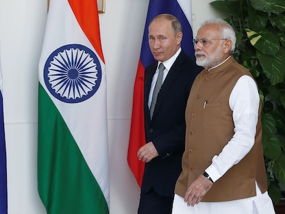 الرئيس الروسي فلاديمير بوتين مع رئيس الوزراء الهندي ناريندرا مودي في نيودلهي - REUTERS
