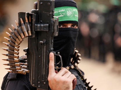 عنصر من كتائب عز الدين القسام الجناح العسكري لحركة حماس الفلسطينية خلال عرض عسكري في غزة - 14 نوفمبر 2021 - AFP