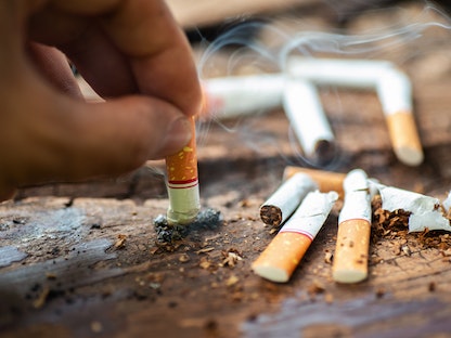 إمساك السجائر المشتعلة باستمرار قد يؤدي أيضاً إلى تغير لون أطراف الأصابع - Getty Images