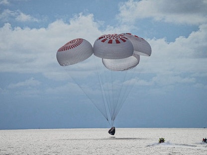 طاقم الرحلة الفضائية "إنسبيريشن 4" خلال هبوطهم إلى الأرض على متن كبسولة "سبيس إكس كرو دراجون" في فلوريدا - 18 سبتمبر 2021 - inspiration4.com