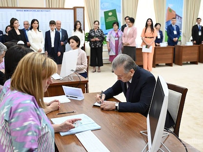 رئيس أوزبكستان شوكت ميرضيائيف يدلي بصوته خلال الاستفتاء على تعديلات دستورية. 30 أبريل 2023 - AFP