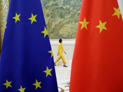 علما الاتحاد الأوروبي والصين قبل الحوار الاقتصادي الذي عقد بين الطرفين في بكين. 25 يونيو  2018 - REUTERS