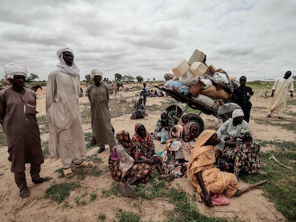 نساء سودانيات عند الحدود مع تشاد بعد فرارهن من الصراع في دارفور جنوبي السودان. 26 يوليو 2023 - REUTERS