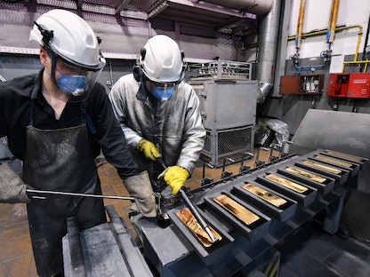 يقوم الموظفون بمعالجة سبائك من الذهب في أحد المصانع بروسيا - 10 مارس 2022 - REUTERS