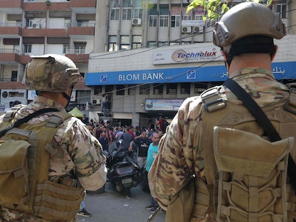 عناصر من الجيش اللبناني يقفون أمام "بنك لبنان والمهجر" في الطريق الجديدة في العاصمة اللبنانية بيروت. 16 سبتمبر 2022. - AFP