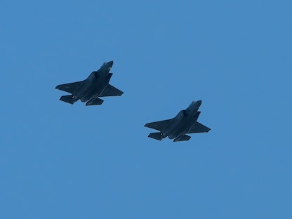 طائرتان من طراز F 35 تابعتان للقوات الجوية الأميركية خلال تحليقهما فوق مطار بتروفيك الدولي بالقرب من سكوبي في مقدونيا . 17 يونيو 2022 - AFP