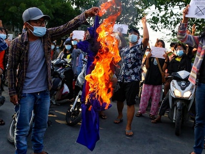 مناهضون للمجلس العسكري في ميانمار يحرقون علم "آسيان" في ماندالاي - 5 يونيو 2021 - REUTERS