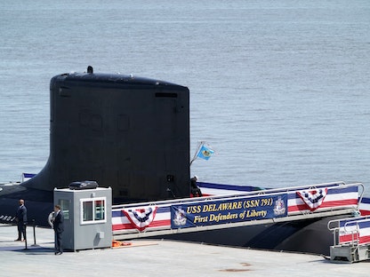 الغواصة النووية "يو إس إس ديلاوير" راسية في ميناء ويلمنجتون خلال حفل حضره الرئيس الأميركي جو بايدن. 2 أبريل 2022 - REUTERS