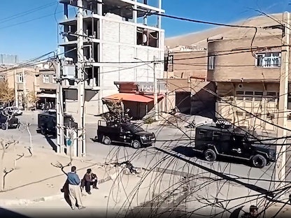 صورة من مقطع فيديو متداول عبر مواقع التواصل الاجتماعي يظهر سيارات أمن إيرانية في شوارع مدينة "مهاباد" غرب البلاد، 21 نوفمبر 2022 - Twitter/@NatalieAmiri