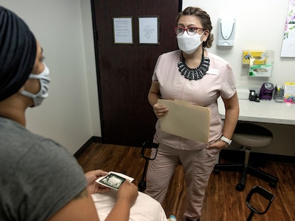 ممرضة تتحدث مع مريضة بعد اجراء فحص بالموجات فوق الصوتية، تكساس، الولايات المتحدة. 1 أكتوبر 2021 - REUTERS