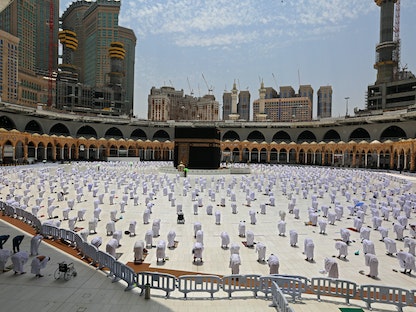 عدد من المصلين في صحن المسجد الحرام بمكة المكرمة - AFP