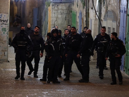 قوات الاحتلال الإسرائيلي عند أبواب المسجد الأقصى في البلدة القديمة بالقدس المحتلة. 4 أبريل 2023 - AFP