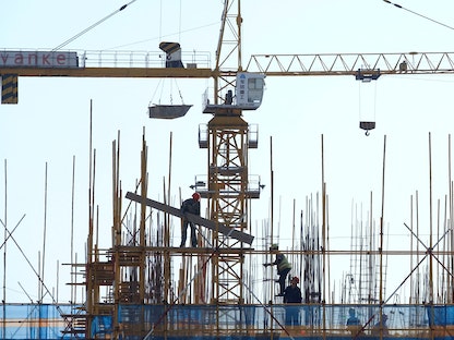 عمال في موقع بناء مبنى سكني في مدينة داليان بالصين. 16 سبتمبر 2019 - REUTERS