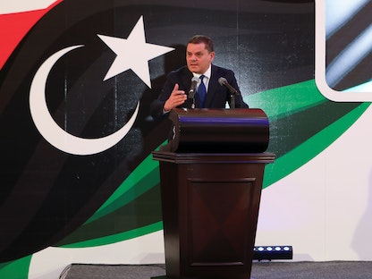 رئيس الوزراء الليبي المكلف عبدالحميد الدبيبة يتحدث خلال مؤتمر صحافي في طرابلس - 25 فبراير 2021 - REUTERS