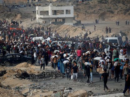 فلسطينيون يتجمعون لتلقي لمساعدات غذائية في بيت لاهيا شمال قطاع غزة. 22 يونيو 2025 - Reuters