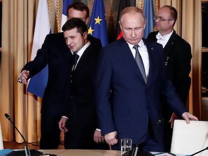 الرئيس الروسي فلاديمير بوتين ونظيره الأوكراني فولوديمير زيلينسكي خلال قمة حول النزاع في أوكرانيا استضافتها باريس- 9 ديسمبر 2019 - REUTERS