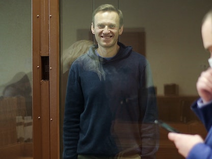 زعيم المعارضة الروسي أليكسي نافالني خلال محاكمته في مقاطعة بابوشكينسكي في روسيا - 16 فبراير 2021 - AFP