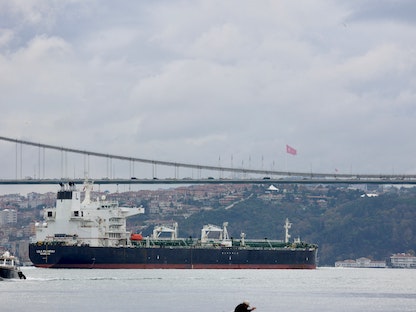 ناقلة نفط تبحر عبر مضيق البوسفور في إسطنبول بتركيا، 6 ديسمبر 2022 - REUTERS
