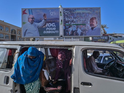 صورة رئيس جيبوتي إسماعيل عمر غيله على لافتة انتخابية - 8 أبريل 2021 - AFP