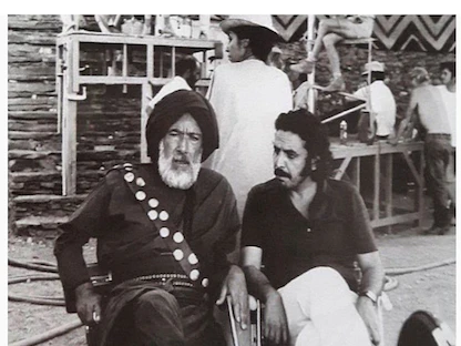 صورة غير مؤرخة لوزير الإعلام الكويتي الراحل محمد السنعوسي مع الممثل الأميركي الراحل أنتوني كوين أثناء تصوير فيلم "الرسالة" - الشرق