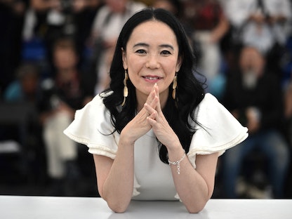 المخرجة اليابانية نعومي كاواسي في الدورة الـ 75 لمهرجان كان السينمائي. 26 مايو 2022 - AFP