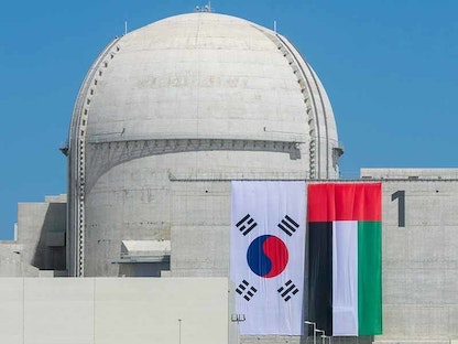 علما الإمارات وكوريا الجنوبية على أحد مباني محطة براكة النووية، أبوظبي، الإمارات. - enec.gov.ae